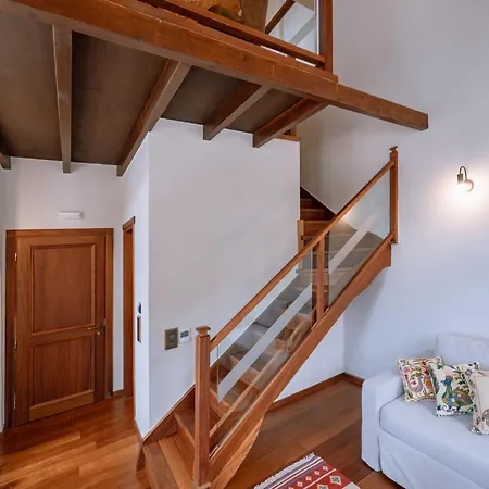 νysa Gasthuis Mousthéni